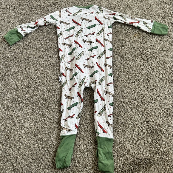 MERRY SK8MAS DREAM ROMPER
DREAM BIG LITTLE CO BAMBOO CHRISTMAS PAJAMAS - Picture 3 of 5